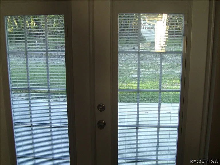 2507 W Oakland Ln — Photo 11