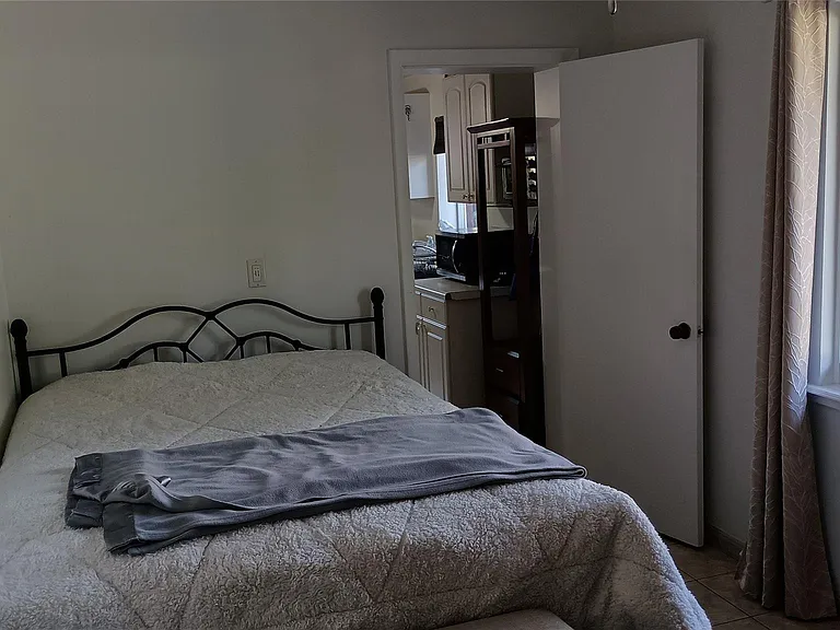 803 NE 21st Dr — Photo 3