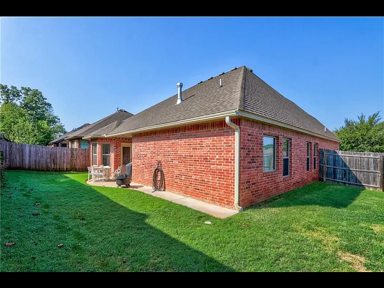 3720 Oakridge Cir — Photo 10