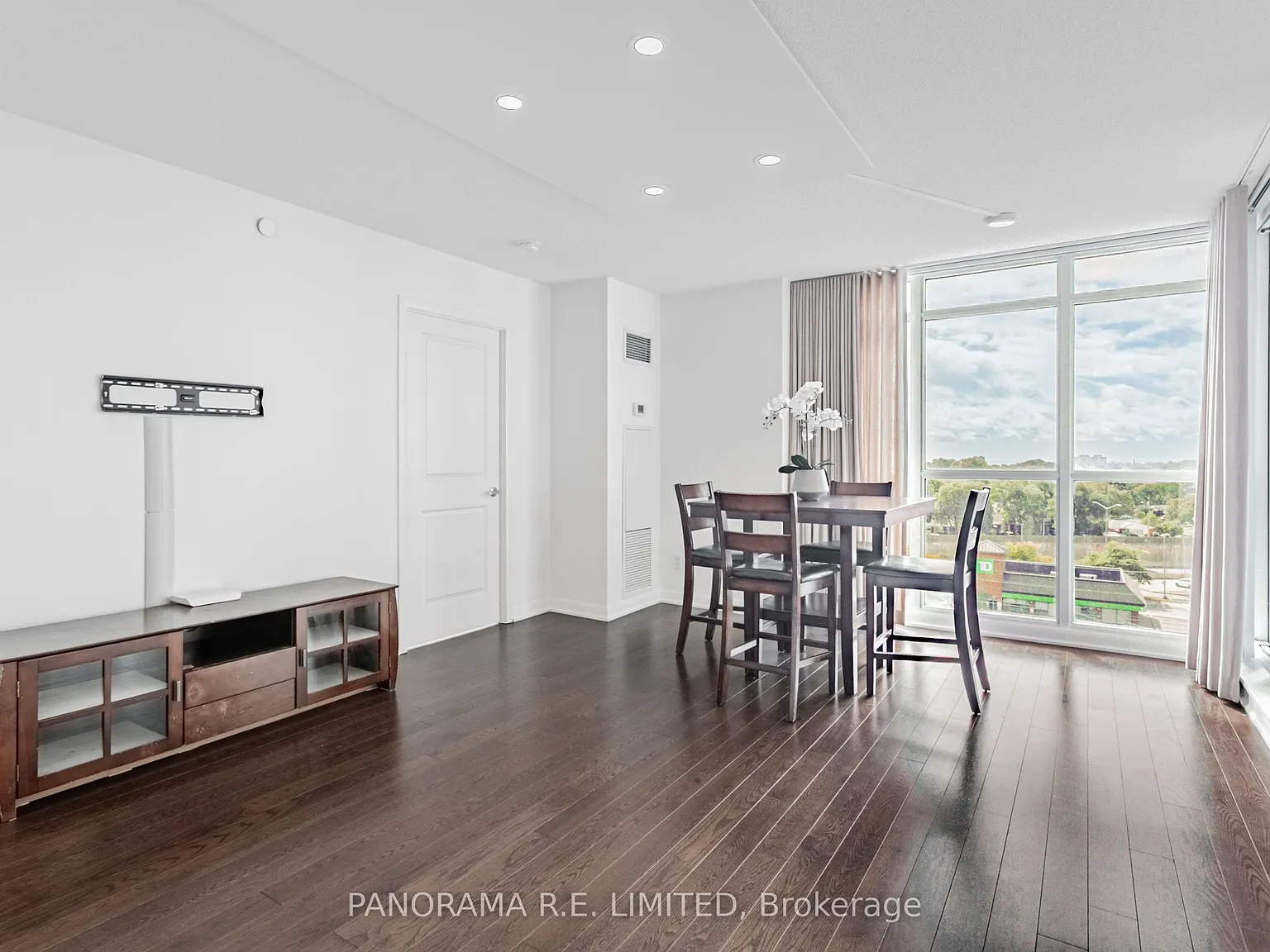 One Sherway Condominiums — Photo 3
