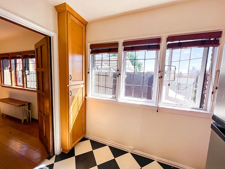 Ten-O-Five Anhalt Apartments — Photo 12