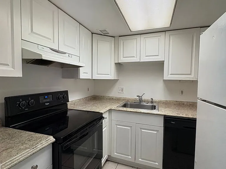 944 Lake Destiny Rd #E — Photo 6