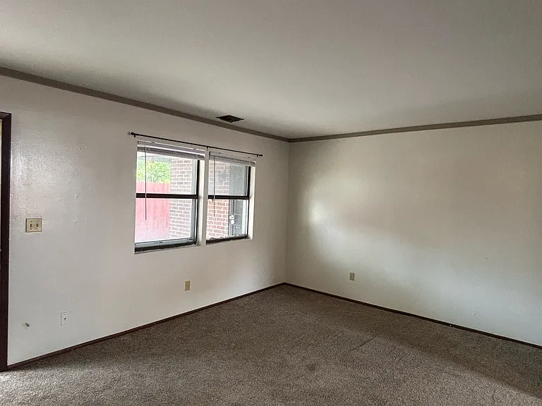 207 S Edwards Ave — Photo 3