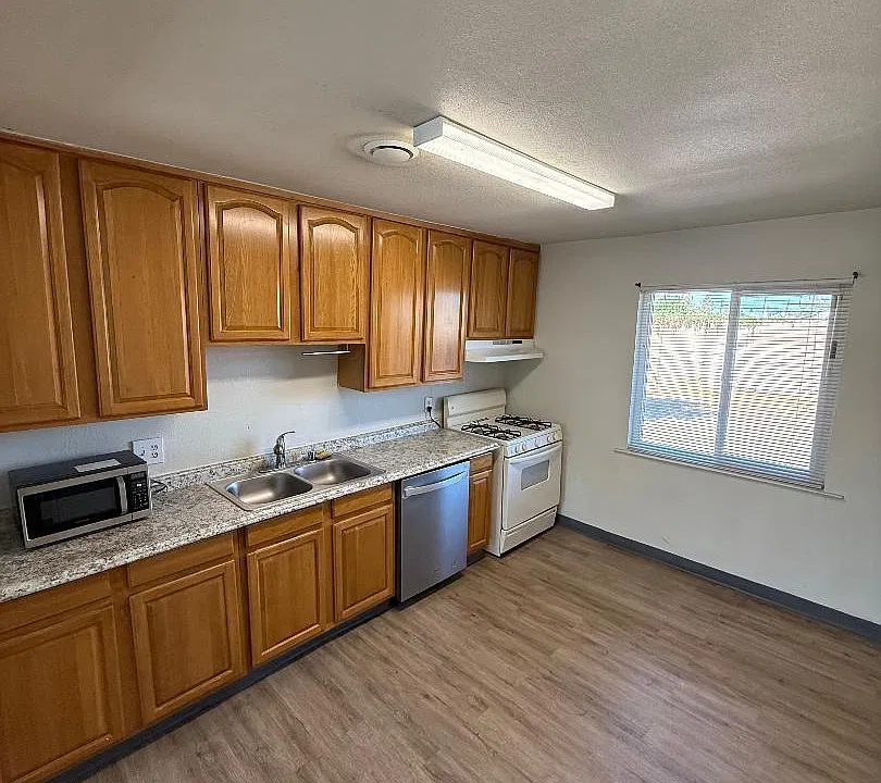 408 W Tregallas Rd
