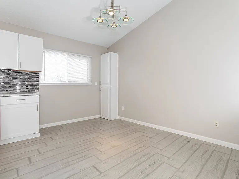 313 Effington Ln — Photo 7
