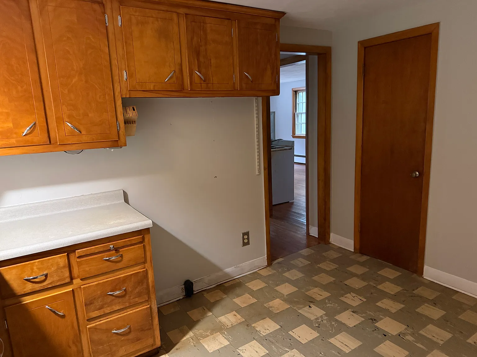 1 bed, 900 sqft, $1,300 — Photo 2