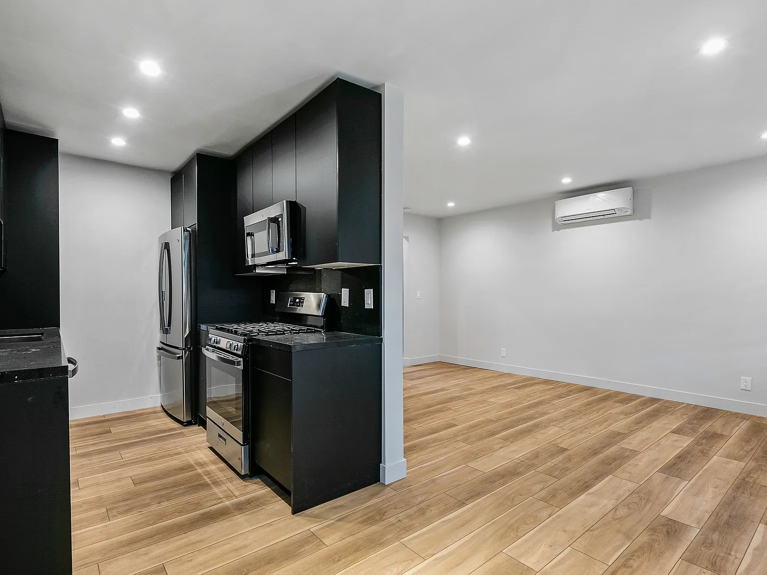 1 bed, 650 sqft, $2,378 — Photo 2