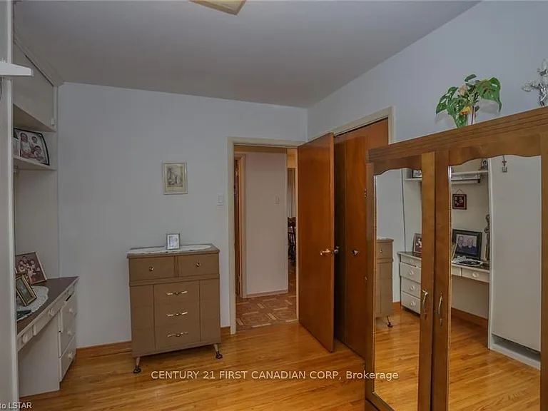 268 Burlington Cres — Photo 5