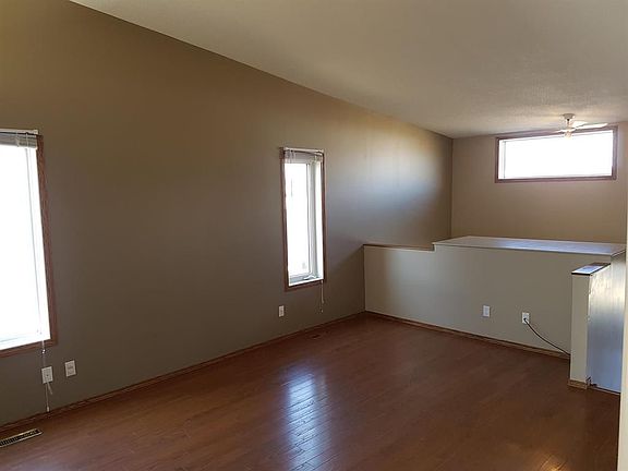 3rd image of 9931 93rd Ave