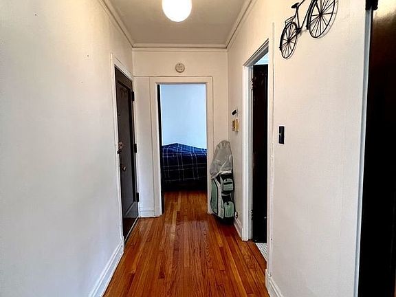 2nd image of 1054-66 W Cornelia Ave #1064-1