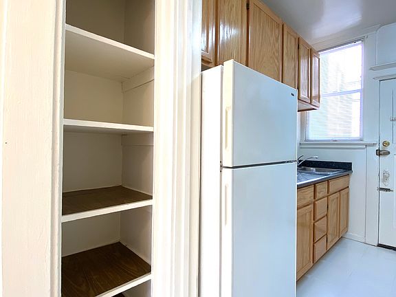4th image of 1637 Clay St #3