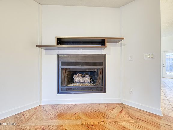 5th image of 419 Denton Ct