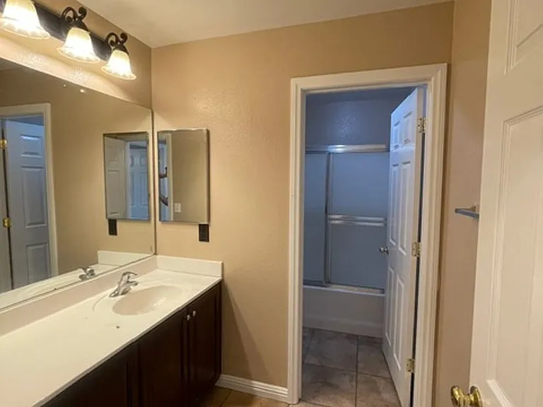 5645 Breckenridge St — Photo 32