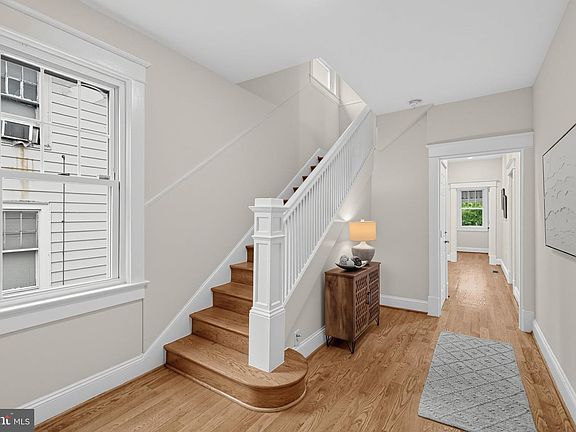 4th image of 1424 Irving St NE