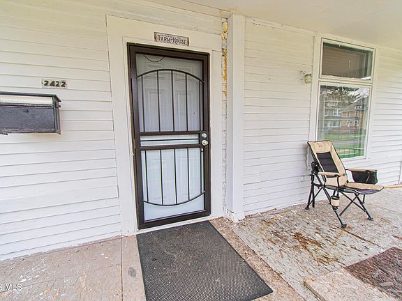 3rd image of 2422 Lawrence Ave