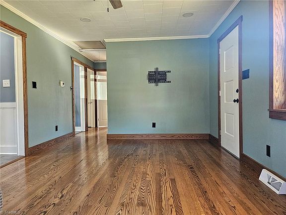 3rd image of 901 Ingle St