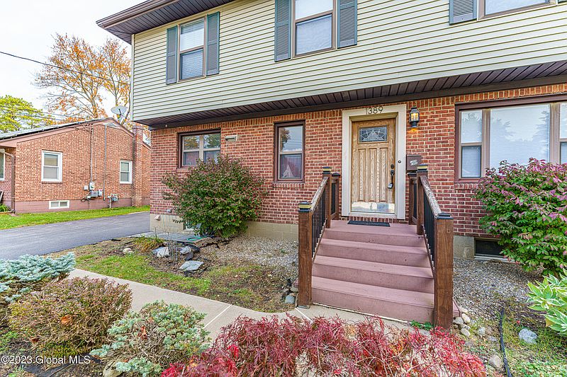 3rd image of 1389 Lawn Avenue