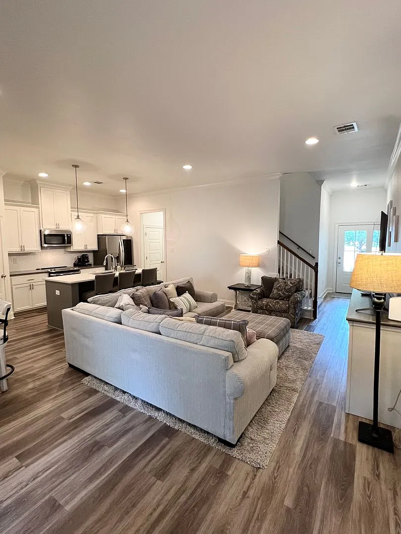 Spacious 3 Bedroom Home With All Utilities Included — Photo 3