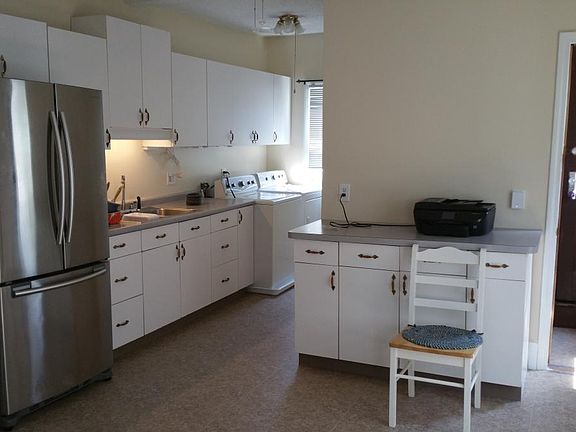 Kitchen with washer dryer