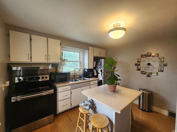 5th image of 467 E Franklin St