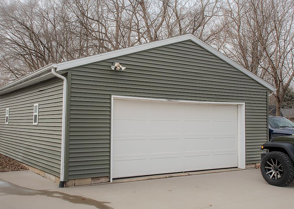 1st image of 604 8th St SW