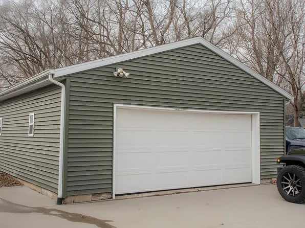 604 8th St SW, Independence, IA 50644