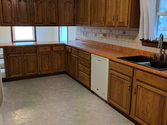 Large eat-in Kitchen