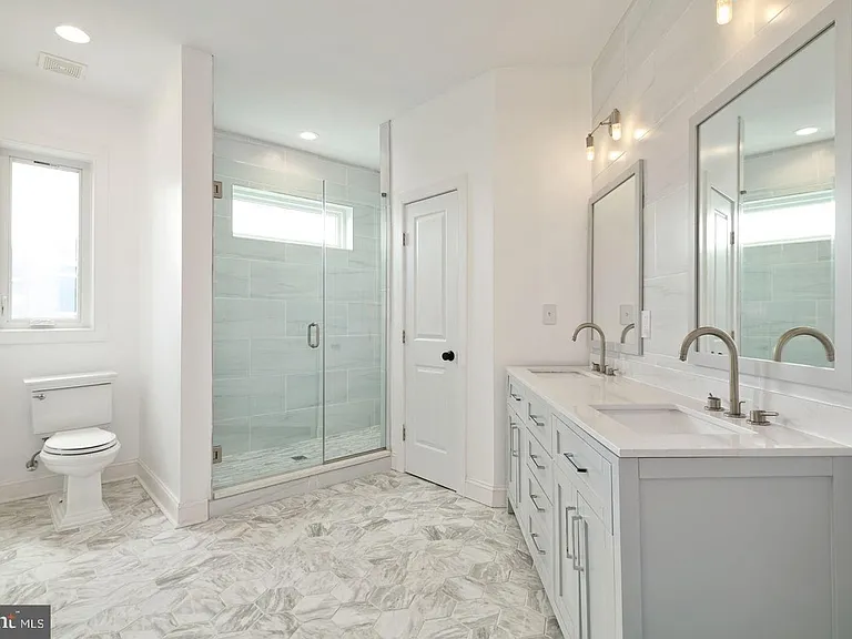 2409 Catharine St — Photo 24