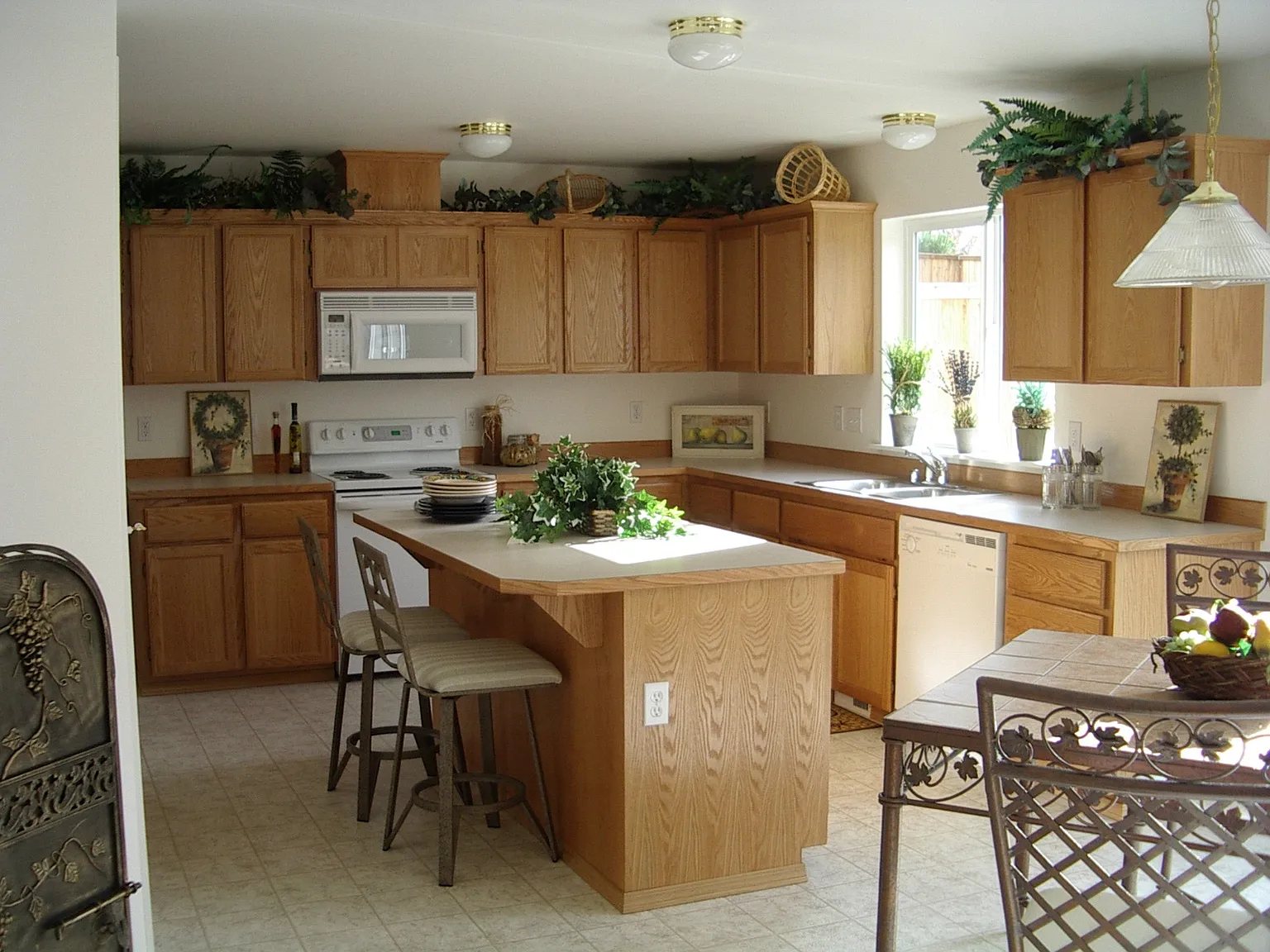 5 beds, 2.5 bad, huge office/den with double door downstair, corner lot — Photo 4
