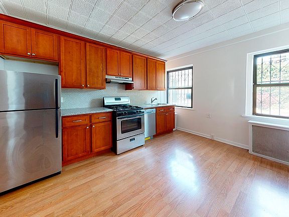 4th image of 121 President St