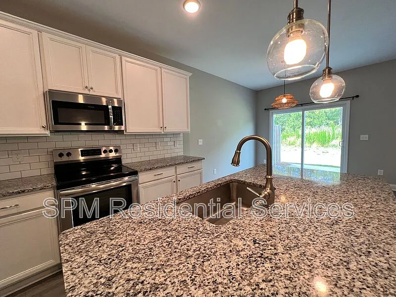 3 bed, 2.5 bath, 1525 sqft, $1,995 — Photo 2