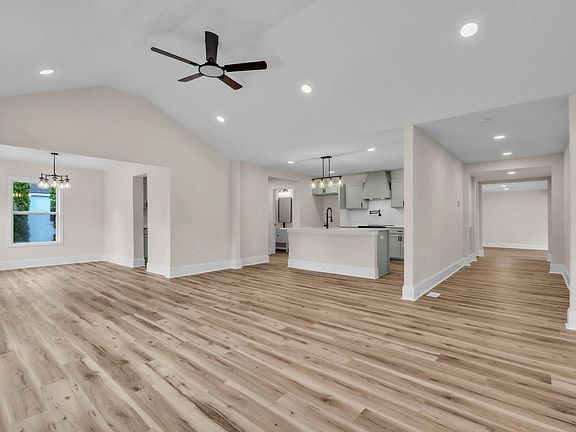 5th image of 219 Beatrice St