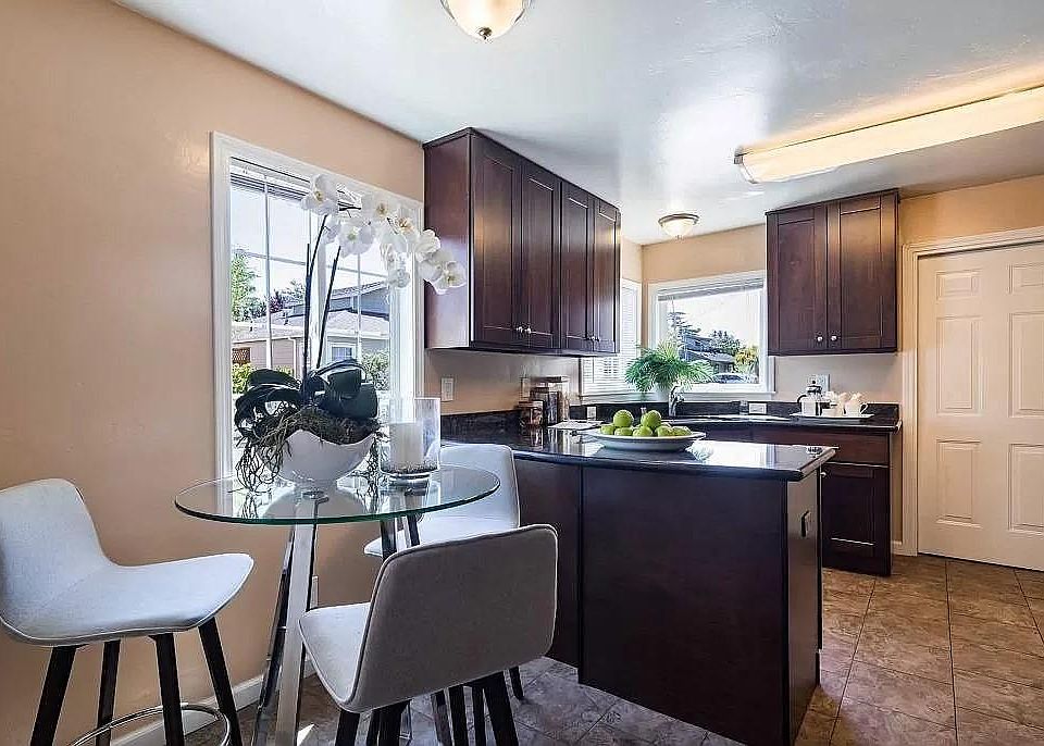1st image of 723 Ellsworth Pl