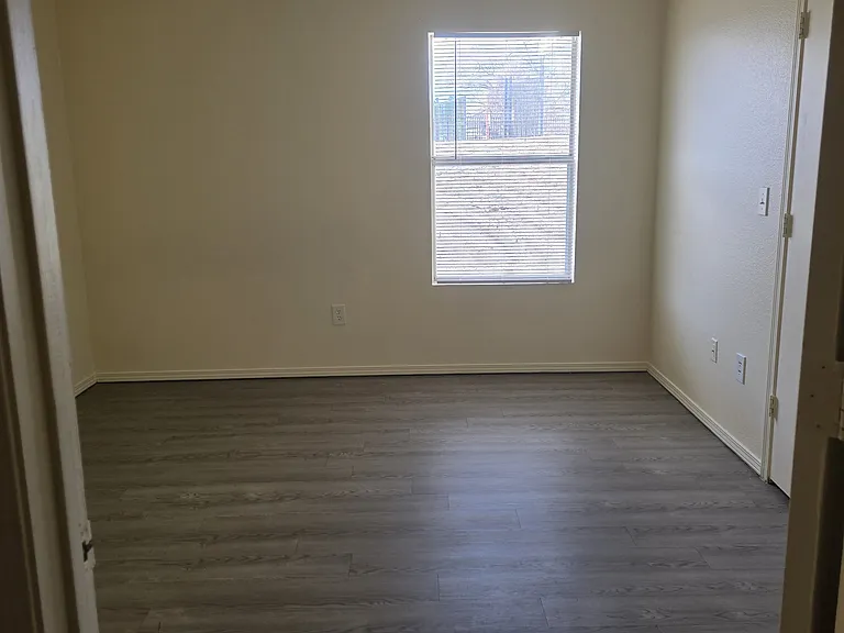 Las Lomas Apartments — Photo 18