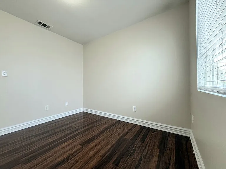 844 W 54th St — Photo 11