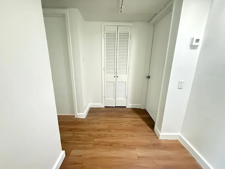 Lorrain Apartments — Photo 27