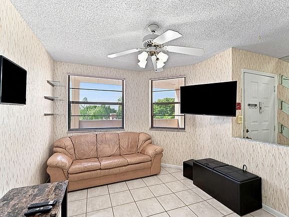 4th image of 7254 FAIRFAX Drive #304