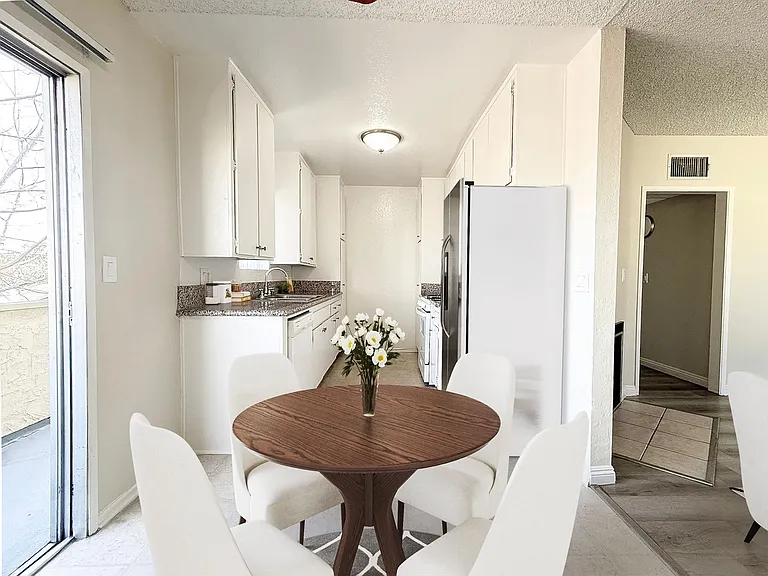 Barrymore Apartments — Photo 9