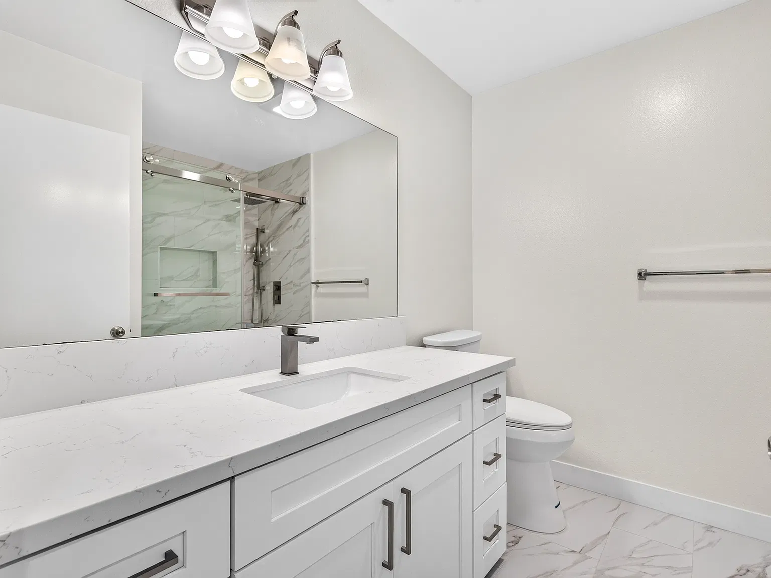 2 bed, 899 sqft, $2,999 — Photo 3