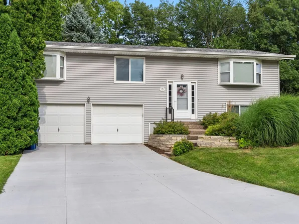 2405 Forest Pkwy, Muscatine, IA 52761