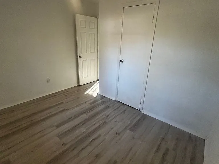 330 Meadowbrook Ln — Photo 10