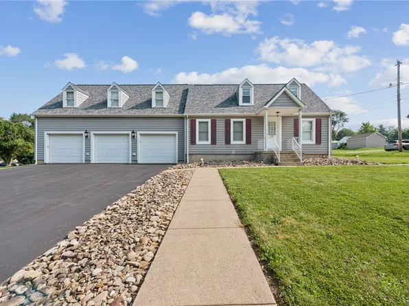 1679 E Laurel Cir, Mount Pleasant, PA 15666