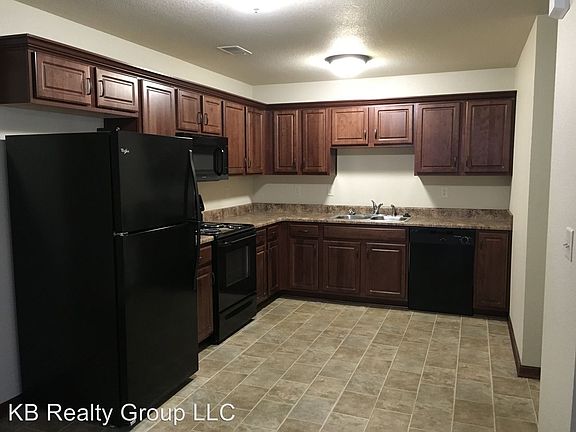 3rd image of 126 SW Rose Garden Ln