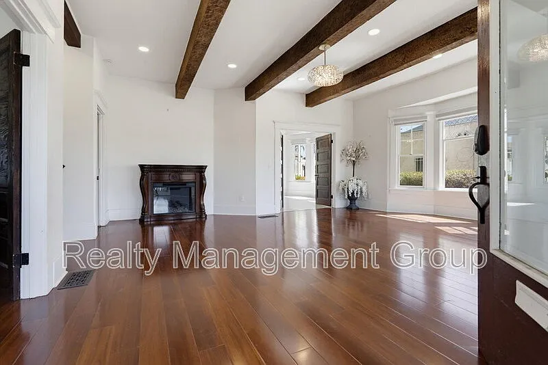 4469 Cleveland Ave — Photo 3