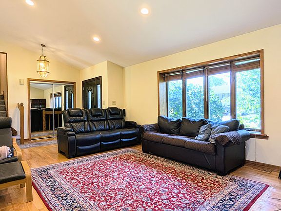 4th image of 1919 N Carlyle Pl