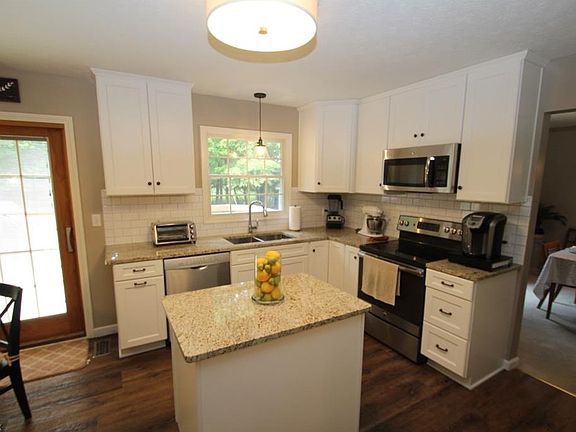 4th image of 38 Clearwater Dr