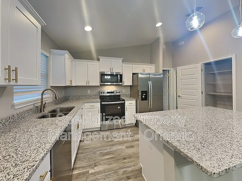 3 bed, 2.0 bath, 1832 sqft, $1,699 — Photo 2