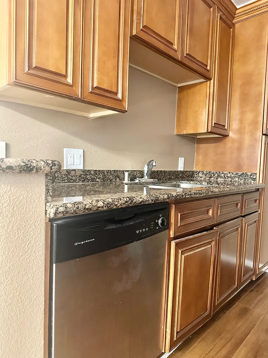 Building Photo - 6620 Hazeltine Ave #110