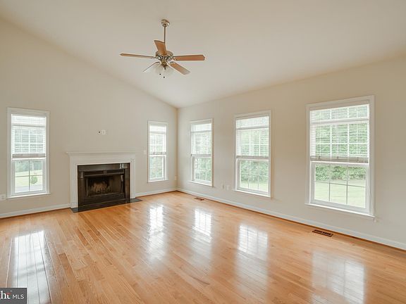 3rd image of 26 Bainbridge Ct