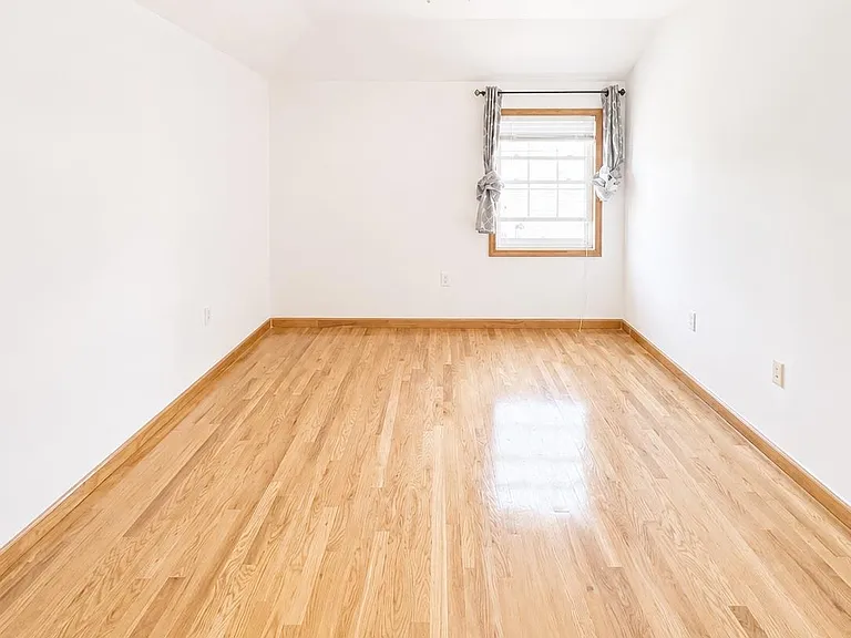 6563 Hull Ave — Photo 4